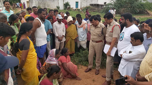 Telangana: భర్త హత్యకు మూడు మేకల సుఫారి ఇచ్చిన భార్య.. ఎందుకో తెలుసా.?