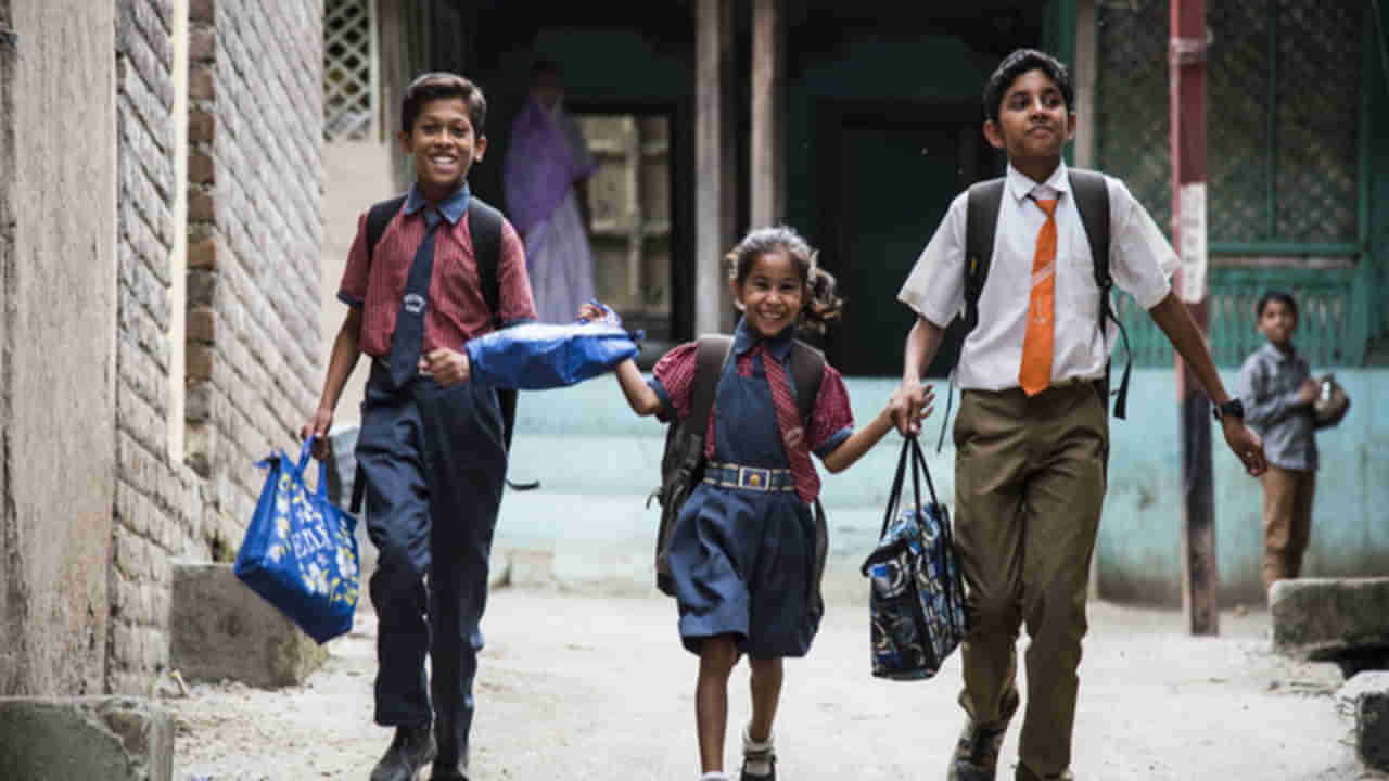 Telangana Schools: మోగిన బడి గంట.. వేసవి సెలవుల తర్వాత ఇవాళ్టి నుంచి స్కూళ్లు పునఃప్రారంభం