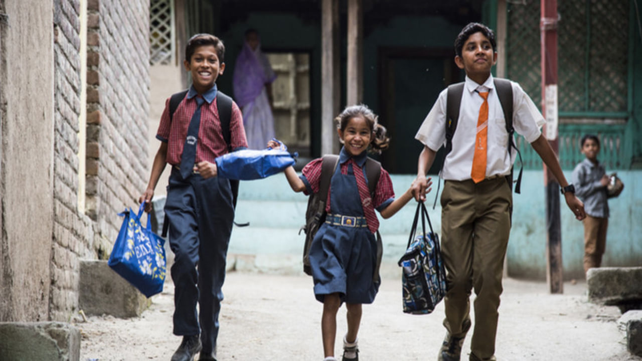 Telangana Schools: మోగిన బడి గంట.. వేసవి సెలవుల తర్వాత ఇవాళ్టి నుంచి స్కూళ్లు పునఃప్రారంభం