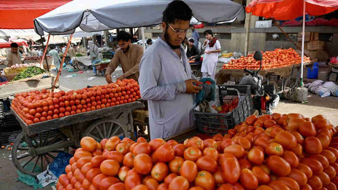 Tomato Price: కిలో టమాట రూ.200, చికెన్‌ ఏకంగా రూ.700.. ధరల అదుపుకు ఆ దేశంలో 144 సెక్షన్‌ విధింపు