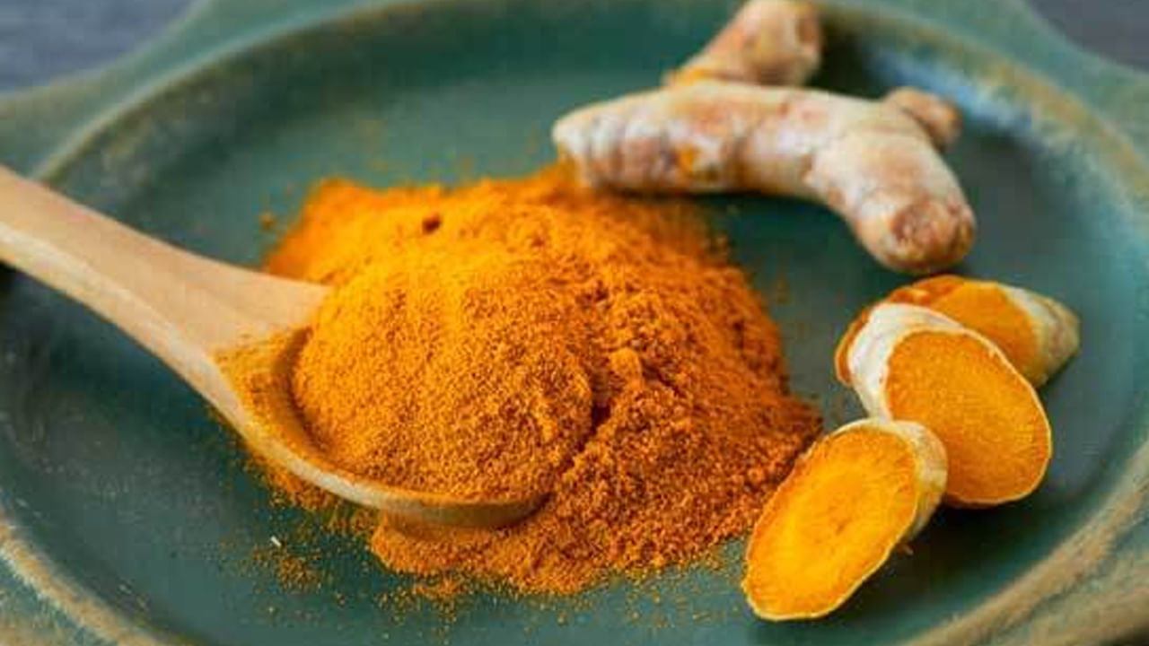 పసుపు: శతాబ్దాలుగా భారతీయ వంటగదిలో ఉపయోగించబడుతున్న ఆయుర్వేద ఔషధం పసుపు.. ఇది ఔషధ గుణాలకు ప్రసిద్ధి చెందింది. పసుపులో ఉండే కర్కుమిన్ అనే మూలకం శక్తివంతమైన యాంటీ ఇన్‌ఫ్లమేటరీ ఏజెంట్. పసుపును క్రమం తప్పకుండా తీసుకోవడం వల్ల కీళ్ల నొప్పులు, ఆర్థరైటిస్, కండరాల వాపు వంటి సమస్యల నుండి ఉపశమనం పొందవచ్చు.