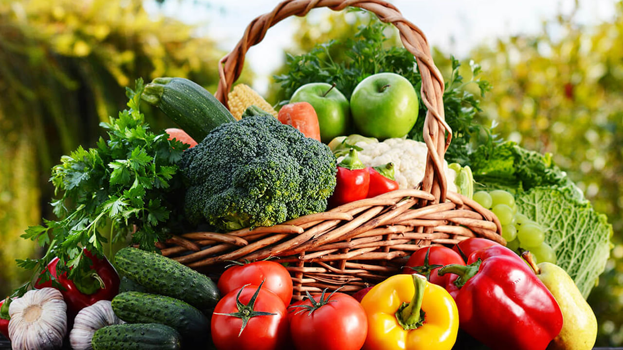 పండ్లు - కూరగాయలు: భారతదేశంలో నూనె, ఫ్రై ఆహారాన్ని తినే ధోరణి చాలా ఎక్కువగా ఉంది.. ఇది మొత్తం ఆరోగ్యంపై చాలా చెడు ప్రభావాన్ని చూపుతుంది. అందువల్ల, ఆరోగ్యాన్ని మెరుగుపరచడానికి పురుషులు తాజా పండ్లు, కూరగాయలను తీసుకోవాలి. ఇది స్పెర్మ్ నాణ్యతను పెంచుతుంది.. ఇంకా సంతానోత్పత్తిని కూడా మెరుగుపరుస్తుంది.