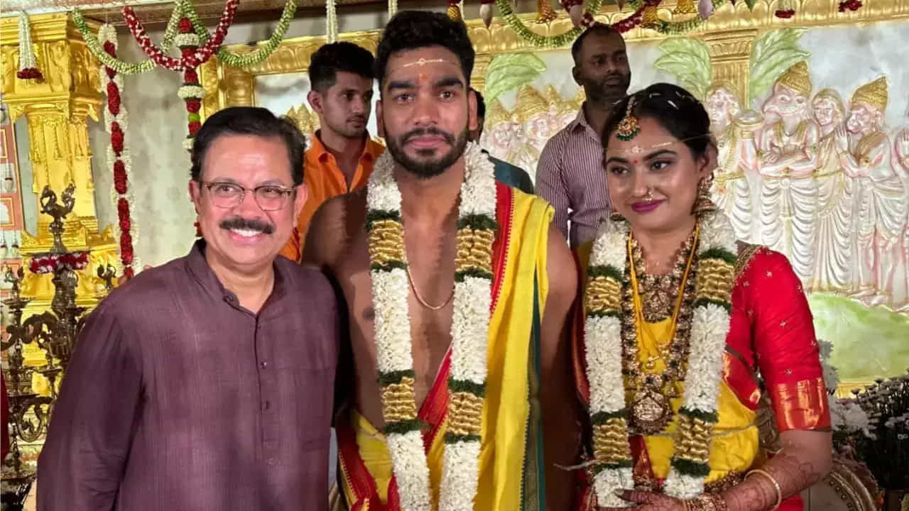 గతేడాది నవంబర్లో అయ్యర్- శ్రుతిల నిశ్చితార్థం జరిగింది. ఇప్పుడు కుటుంబసభ్యులు, స్నేహితులు, సన్నిహితుల సమక్షంలో ఆదివారం వైభవోపేతంగా పెళ్లి చేసుకున్నారు.