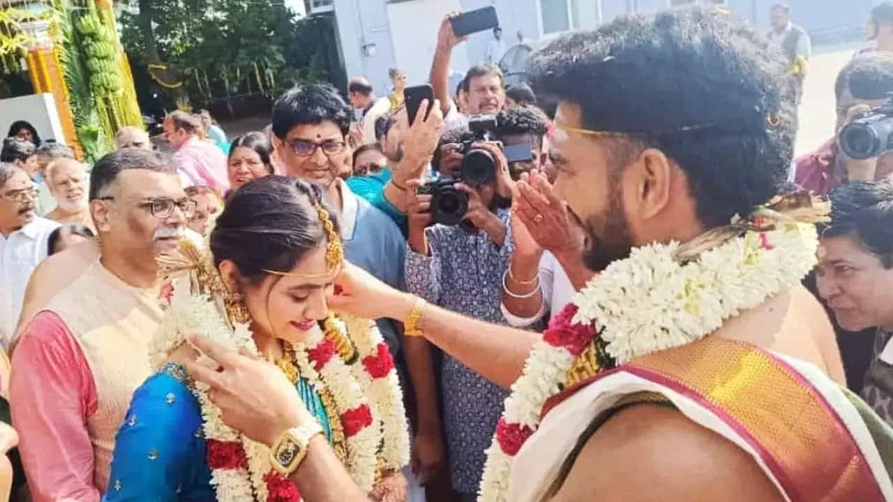 వెంకటేష్, శ్రుతి ల పెళ్లి ఫొటోలు ఇప్పుడు సోషల్ మీడియాలో వైరల్ గా మారాయి. పలువురు క్రికెటర్లు, అభిమానులు, నెటిజన్ల నుంచి కొత్త జంటకు అభినందనలు, శుభాకాంక్షలు వెల్లువెత్తుతున్నాయి.