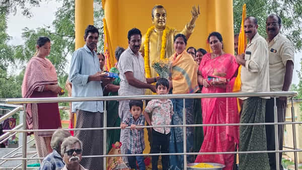 Telangana: తన రాజకీయ శపథం నెరవేరిన తర్వాత పుట్టింట్లో అడుగు పెట్టిన మహిళ..!