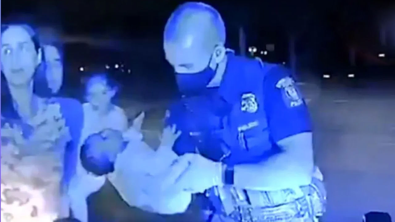 Viral Video: దైవం మనుష్య రూపేణా.. ఊపిరాడక ఇబ్బంది పడుతున్న చిన్నారి ప్రాణాలు కాపాడిన పోలీసు..