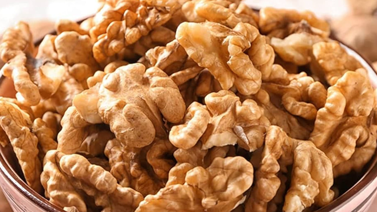 వాల్నట్: వాల్‌నట్ ఒక అద్భుతమైన డ్రై ఫ్రూట్‌గా పరిగణిస్తారు. ఇది కొలెస్ట్రాల్‌ను తగ్గించడానికి, స్థూలకాయాన్ని తగ్గించడానికి.. గుండె ఆరోగ్యాన్ని మెరుగుపరచడానికి తింటారు. అయితే వాల్‌నట్ సహాయంతో స్పెర్మ్ శక్తిని పెంచవచ్చని చాలా తక్కువ మందికి తెలుసు. కాబట్టి పురుషులు తమ రోజువారీ ఆహారంలో తప్పనిసరిగా చేర్చుకుంటే.. సంతానలేమి సమస్యకు చెక్ పెట్టవచ్చు..