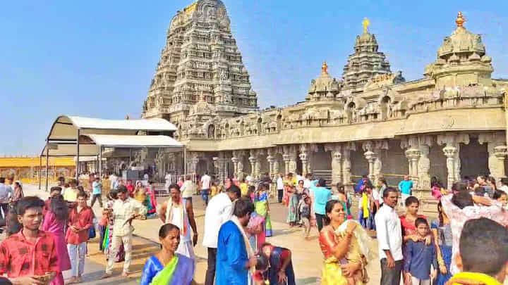Yadagirigutta: యాదగిరిగుట్ట ఆలయంలో భక్తుల రద్దీ.. 200 మంది వరలక్ష్మీ వ్రతాలు Yadagirigutta: యాదగిరిగుట్ట ఆలయంలో భక్తుల రద్దీ.. 200 మంది వరలక్ష్మీ వ్రతాలు