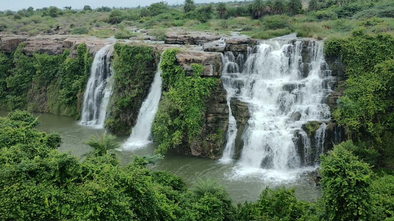 నిన్న మొన్నటి వరకూ బోసిపోయిన రిజర్వాయర్లు జలకళతో కనువిందు చేస్తున్నాయి. ఈనేపథ్యంలో నాగార్జున సాగర్ ప్రాజెక్ట్ సమీపంలో ఉన్న ఎత్తిపోతలకు నీటి ప్రవాహం మొదలైంది. దీంతో ఎత్తిపోతలకు పర్యాటకుల క్యూ కడుతున్నారు. గత ఏడాది కంటే ముందే ఈసారి ఎత్తిపోతలకు వరదనీరు వస్తున్నట్లు స్థానికులు చెబుతున్నారు.