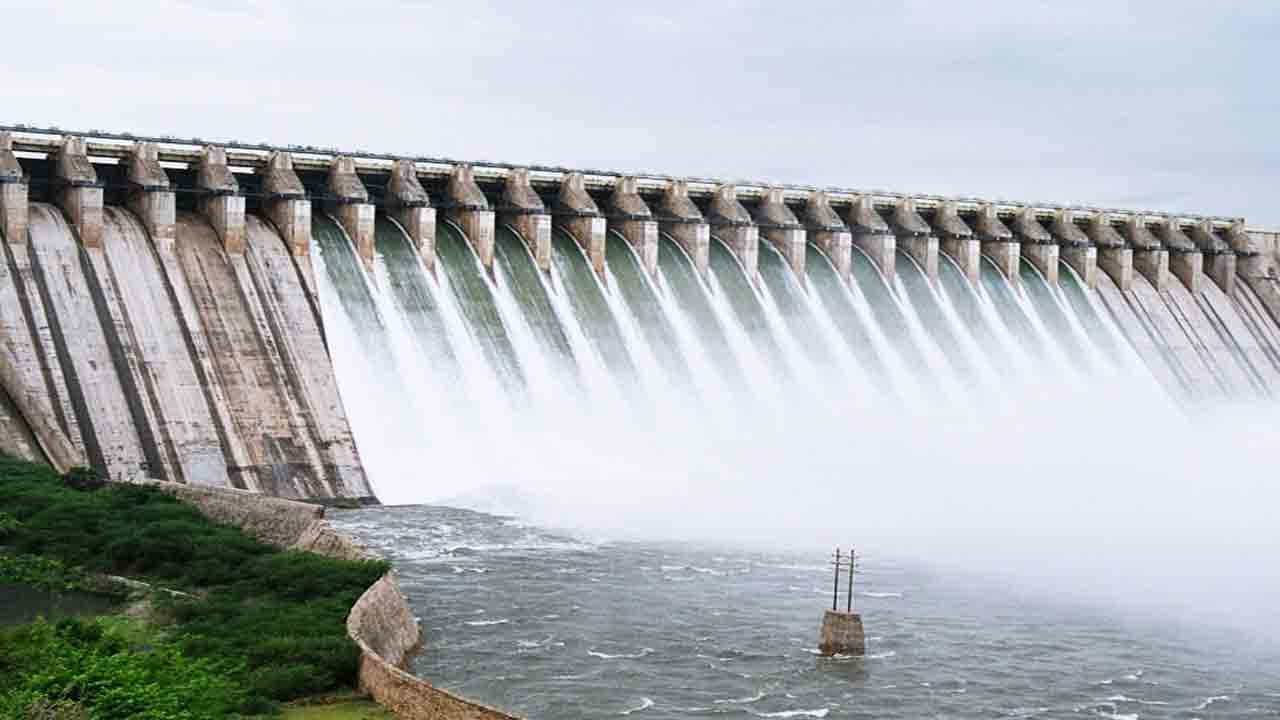 ఎత్తిపోతల వద్ద ప్రకృతి సౌందర్యం పర్యాటకులను కట్టి పడేస్తుంది. నాగార్జున సాగర్ రిజర్వాయర్ వద్దకు వచ్చే పర్యాటకులు తప్పనిసరిగా ఎత్తిపోతలను సందర్శిస్తుంటారు. అటు తెలంగాణ ఇటు ఏపి నుండి పెద్ద ఎత్తున పర్యాటకులు నాగార్జున సాగర్కు వస్తుంటారు.