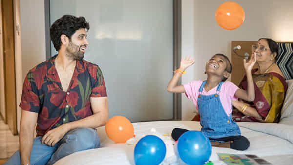 Adivi Sesh: క్యాన్సర్తో పోరాడుతున్న చిన్నారి కళ్లల్లో ఆనందాన్ని నింపిన అడివి శేష్.. వీడియో చూస్తే కన్నీళ్లాగవు
