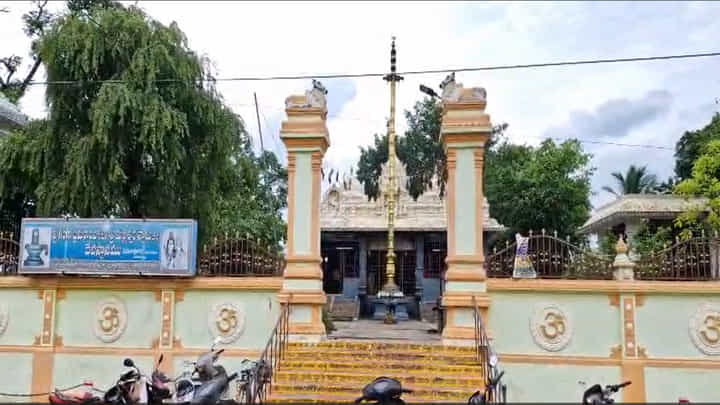 AP News: తెల్లారేసరికి గుడికొచ్చిన పూజారి ఎదుట మైండ్ బ్లాంక్ అయ్యే సీన్.. తలుపు తెరిచి చూడగా AP News: తెల్లారేసరికి గుడికొచ్చిన పూజారి ఎదుట మైండ్ బ్లాంక్ అయ్యే సీన్.. తలుపు తెరిచి చూడగా