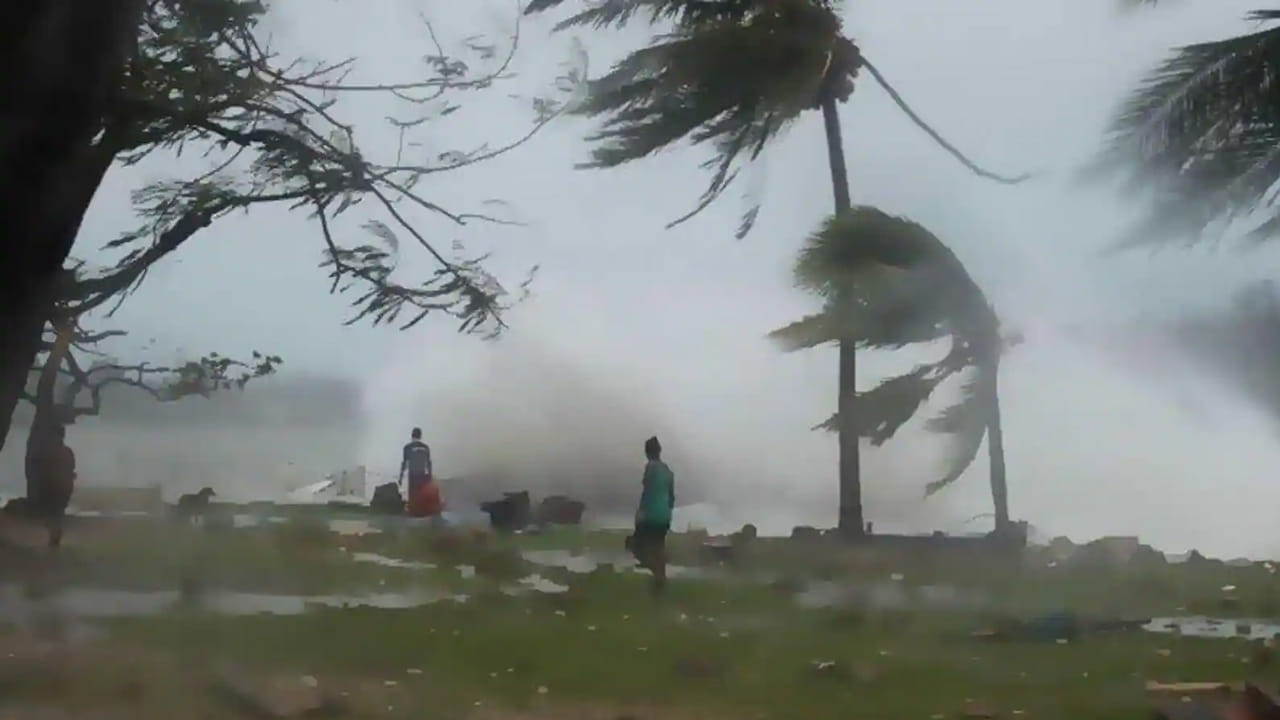 AP Rains: ప్రజలకు అతి భారీ వర్షాల హెచ్చరిక.. అక్కడ పాఠశాలలకు నేడు సెలవు ...