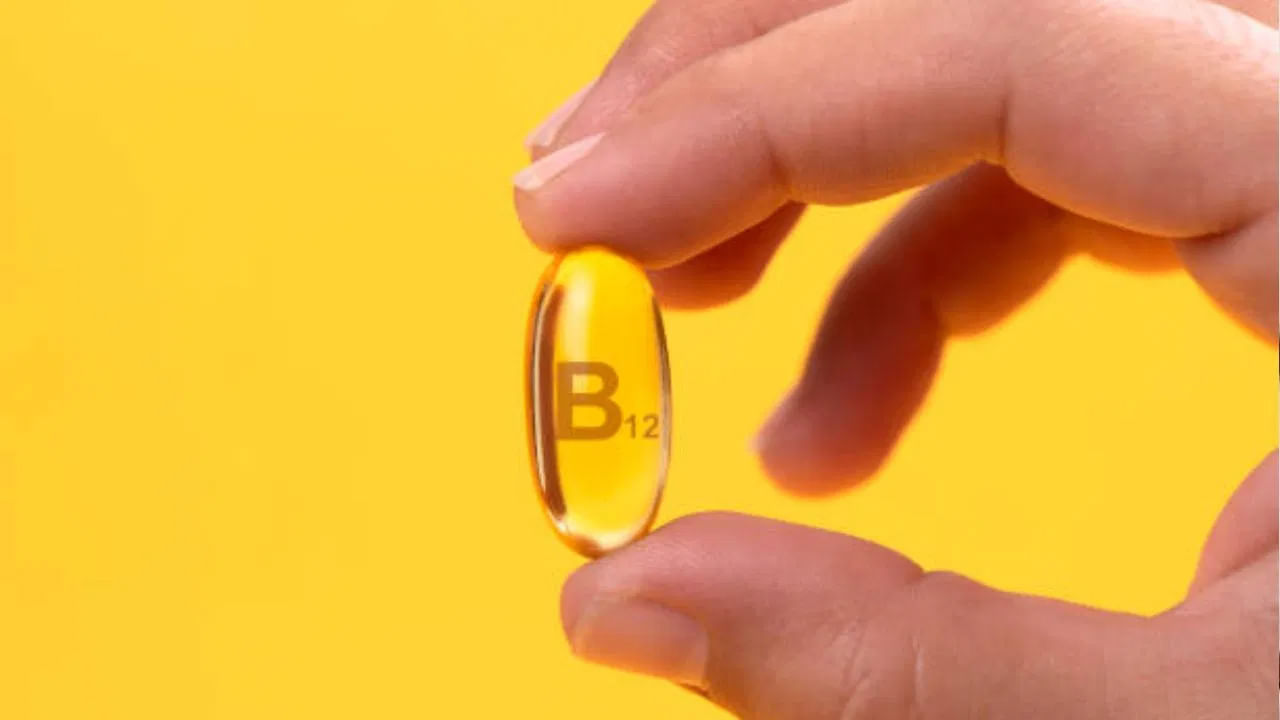 విటమిన్-బి12 లోపం వల్ల రక్తహీనత, ఎముకలు, కండరాలు బలహీనపడడం వంటి రకరకాల వ్యాధులు వస్తాయి. అందువల్ల ఈ విటమిన్ లోపాన్ని భర్తీ చేయడానికి తినే ఆహారంలో జాగ్రత్త తీసుకోవాలి. విటమిన్-బి 12 అధికంగా ఉండే ఆహారం చేర్చుకోవాలి.