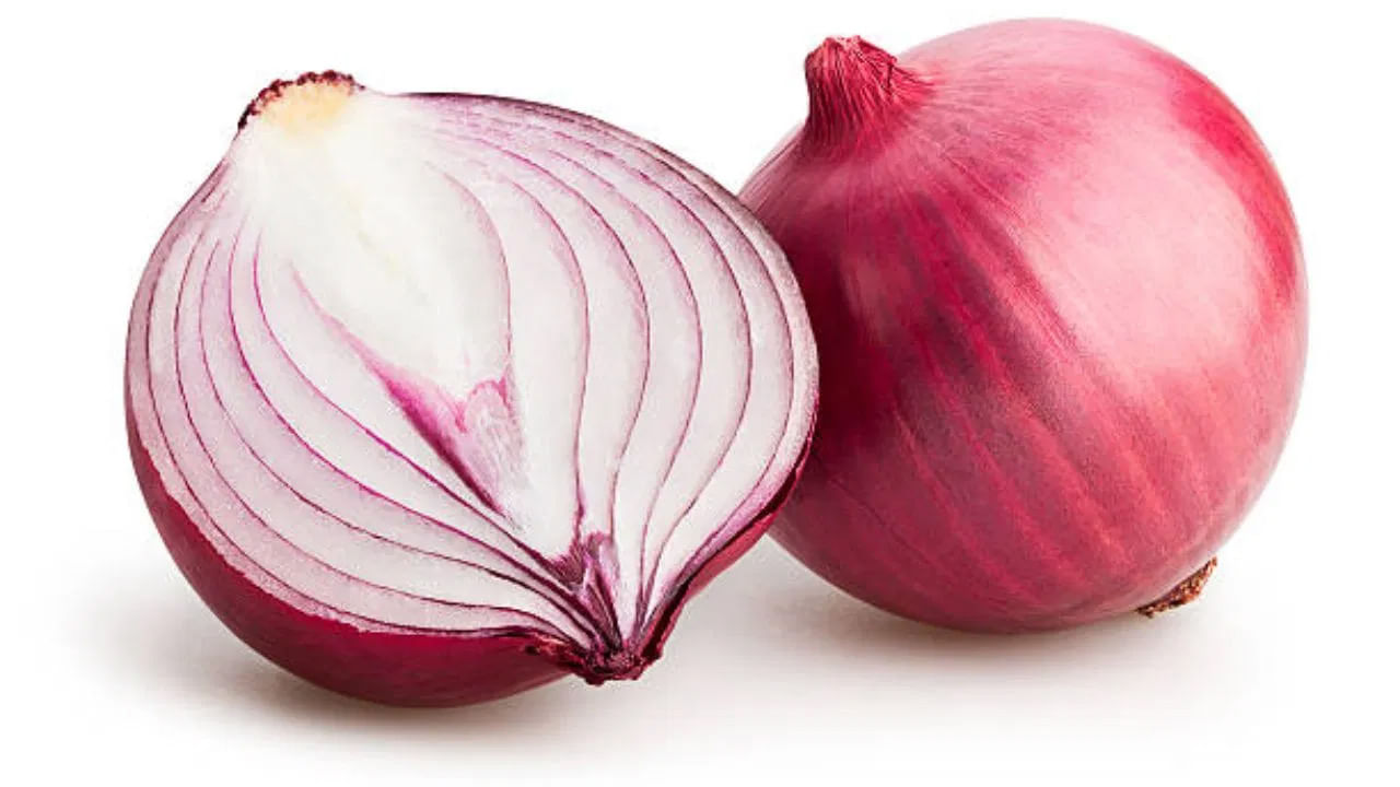 ఉల్లిపాయల్లో యాంటీఆక్సిడెంట్లు పుష్కలంగా ఉంటాయి. ఇవి ఫ్రీ రాడికల్స్ నుంచి కణాలను రక్షిస్తాయి. అంతే కాదు ఇందులో ఫోలేట్, విటమిన్-బి6, విటమిన్-బి2 వంటి అనేక పోషకాలు ఉన్నాయి