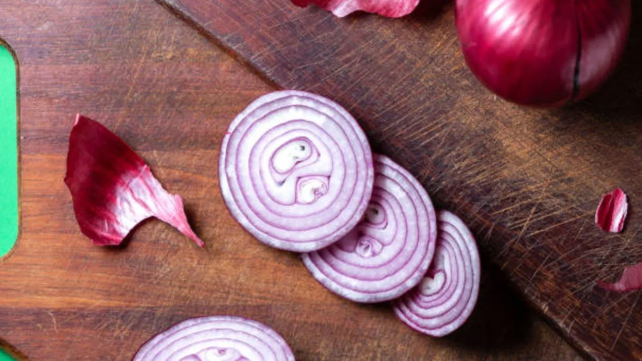 యాంటీ-ఆక్సిడెంట్లు, వివిధ ఖనిజాలతో సమృద్ధిగా ఉన్న ఉల్లిపాయలు వేసవిలో డీహైడ్రేషన్, హీట్ స్ట్రోక్ నుండి కూడా రక్షిస్తాయి. అంతేకాదు ఉల్లి చేసే మేలు తల్లి కూడా చేయదంటారు. అనేక వ్యాధులను నివారిస్తుంది. వండిన ఉల్లిపాయల కంటే పచ్చి ఉల్లి తినడం వల్ల మేలు జరుగుతుందని నిపుణులు చెబుతున్నారు