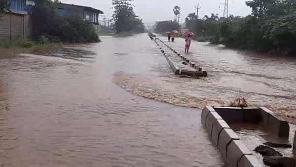 Mumbai Rains: మహారాష్ట్రలో కుండపోత వర్షాలు.. ముంబై, పుణెలో రెడ్ అలెర్ట్..! షాకింగ్ వీడియోలు
