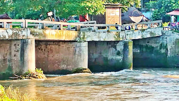 సీన్ రిపీట్.. బీహార్లో కుంగిన మరో వంతెన.. కష్టాల్లో చిక్కుకున్న 60వేల మంది స్థానికులు..!