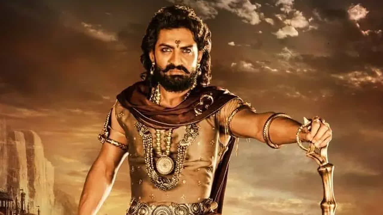 ఇప్పుడు ఆ బింబిసారకి ప్రీక్వెల్ సిద్ధమవుతోంది. కెప్టెన్ మారినా, కాలం మారినా ప్రేక్షకుడు మెచ్చిన కాస్ట్యూమ్ డ్రామాలో మార్పు ఉండదంటూ హింట్ ఇచ్చేశారు నందమూరి కల్యాణ్రామ్. ఈ సినిమాలో కల్యాణ్రామ్ ఎలా కనిపిస్తారోననే ఆసక్తి మెండుగా కనిపిస్తోంది. వచ్చే ఏడాది జనాలను పలకరించడానికి సిద్ధమవుతోంది బింబిసార ప్రీక్వెల్.