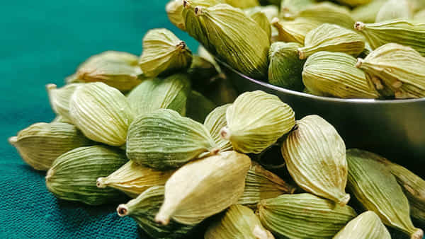 Cardamom Benefits: రెండే రెండు యాలకులు పరగడుపున తింటే ఏమవుతుందో తెలుసా..? ఈ మార్పును అస్సలు నమ్మలేరు..