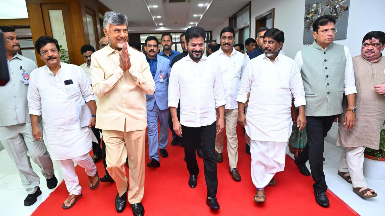 శనివారం సాయంత్రం 6 గంటలకు ప్రజాభవన్‌కు చేరుకున్న చంద్రబాబుకు..తెలంగాణ ముఖ్యమంత్రి రేవంత్‌రెడ్డితో పాటు డిప్యూటీ సీఎం భట్టివిక్రమార్క, మంత్రులు పొన్నం, శ్రీధర్‌బాబు స్వాగతం పలికారు. ముఖ్యమంత్రులో భేటీలో ఏపీ నుంచి సీఎం చంద్రబాబుతో పాటు మంత్రులు కందుల దుర్గేష్, సత్యప్రసాద్, బీసీ జనార్థన్‌రెడ్డి పాల్గొనగా..తెలంగాణ నుంచి ముఖ్యమంత్రి రేవంత్‌రెడ్డి, ఉపముఖ్యమంత్రి భట్టి విక్రమార్క, మంత్రులు పొన్నం ప్రభాకర్‌, శ్రీధర్‌బాబు పాల్గొన్నారు. ఏపీ,తెలంగాణ సీఎస్‌లతో పాటు ఇతర ఉన్నతాధికారులు కూడా ఈ భేటీలో పాల్గొన్నారు.