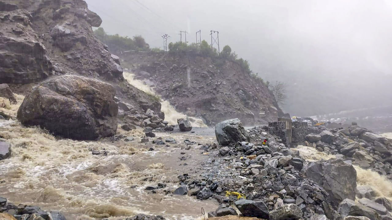 Chardham Yatra: ఉత్తరాఖండ్‌లో భారీ వర్షాలు.. ఛార్‌ధామ్‌ యాత్ర నిలిపివేత