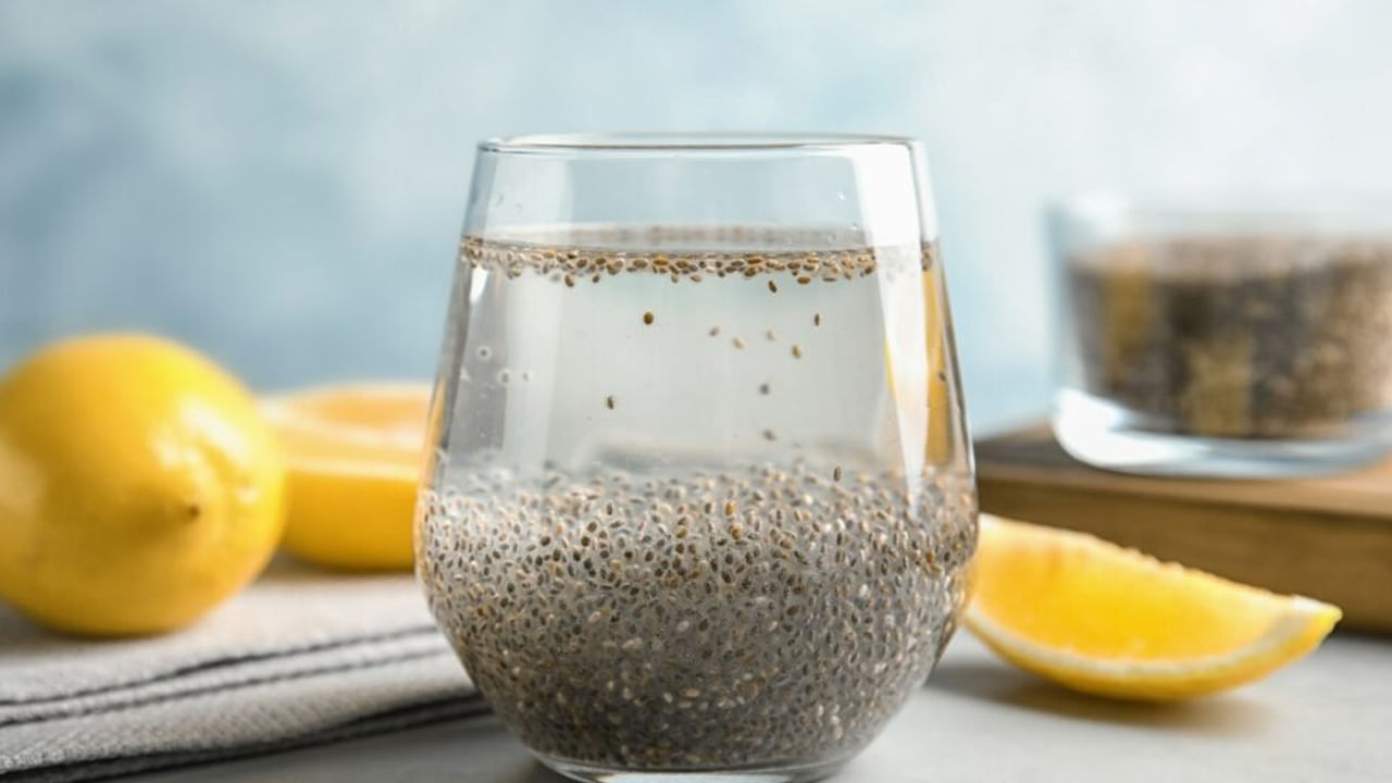 నీటిలో నానబెట్టిన చియా విత్తనాలు తీసుకోవడం వల్ల బరువు వేగంగా తగ్గొచ్చు. చాలా సేపు కడుపు నిండుగా ఉంచుతుంది. అతిగా తినే ధోరణి తగ్గుతుంది. చియా విత్తనాలను క్రమం తప్పకుండా తీసుకోవడం వల్ల శరీరంలో కొలెస్ట్రాల్ స్థాయిలు తగ్గుతాయి. తద్వారా గుండె జబ్బుల ప్రమాదాన్ని తగ్గిస్తుంది. ఇందులో గుండెను ఆరోగ్యంగా ఉంచే ఒక రకమైన కొవ్వు ఆమ్లం ఉంటుంది.