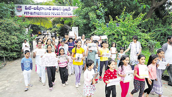Hyderabad: శునకాల సమస్యపై పోలీస్ స్టేషన్లో చిన్నారుల ఫిర్యాదు