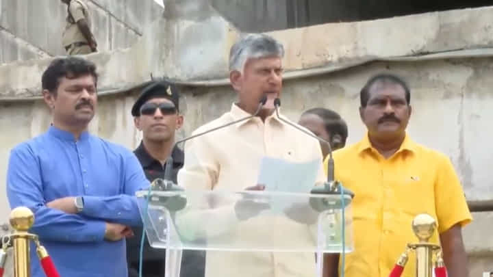 Watch Video: వైసీపీ చెప్పేవన్నీ అబద్ధాలే.. విశాఖ స్టీల్ ప్లాంట్ పై చంద్రబాబు కీలక వ్యాఖ్యలు Watch Video: వైసీపీ చెప్పేవన్నీ అబద్ధాలే.. విశాఖ స్టీల్ ప్లాంట్ పై చంద్రబాబు కీలక వ్యాఖ్యలు