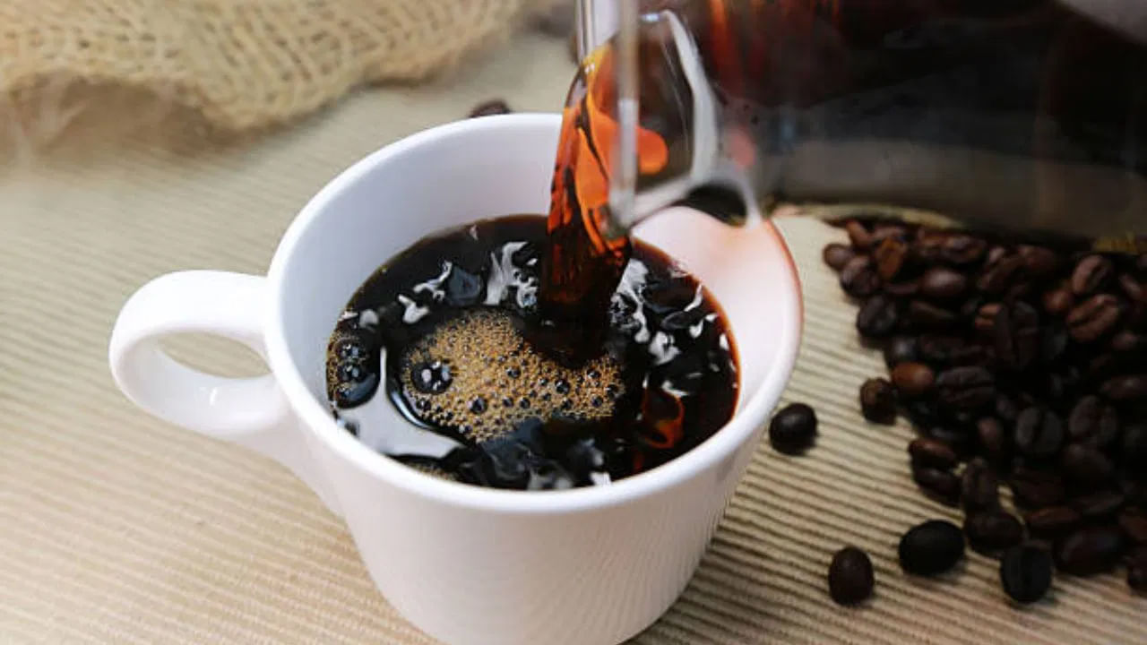 చక్కెర, పాలు లేని టీని డయాబెటిస్‌లో తీసుకోవచ్చు. అయితే మధుమేహ వ్యాధిగ్రస్తులకు కాఫీ ఎంతవరకు ఉపయోగపడుతుందనేది అసలు ప్రశ్న. మీకూ డయాబెటిస్ ఉన్నట్లు నిర్ధారణ అయితే, కాఫీ తాగాలా వద్దా అని సంశయిస్తున్నట్లయితే.. నిరభ్యంతరంగా తాగొచ్చంటున్నారు నిపుణులు. అయితే అందులో చక్కెర, పాలు వినియోగించకూడదు. ఇవి రెండూలేని టీని మాత్రమే డయాబెటిస్‌ వ్యాధిగ్రస్తులు తీసుకోవాలి.