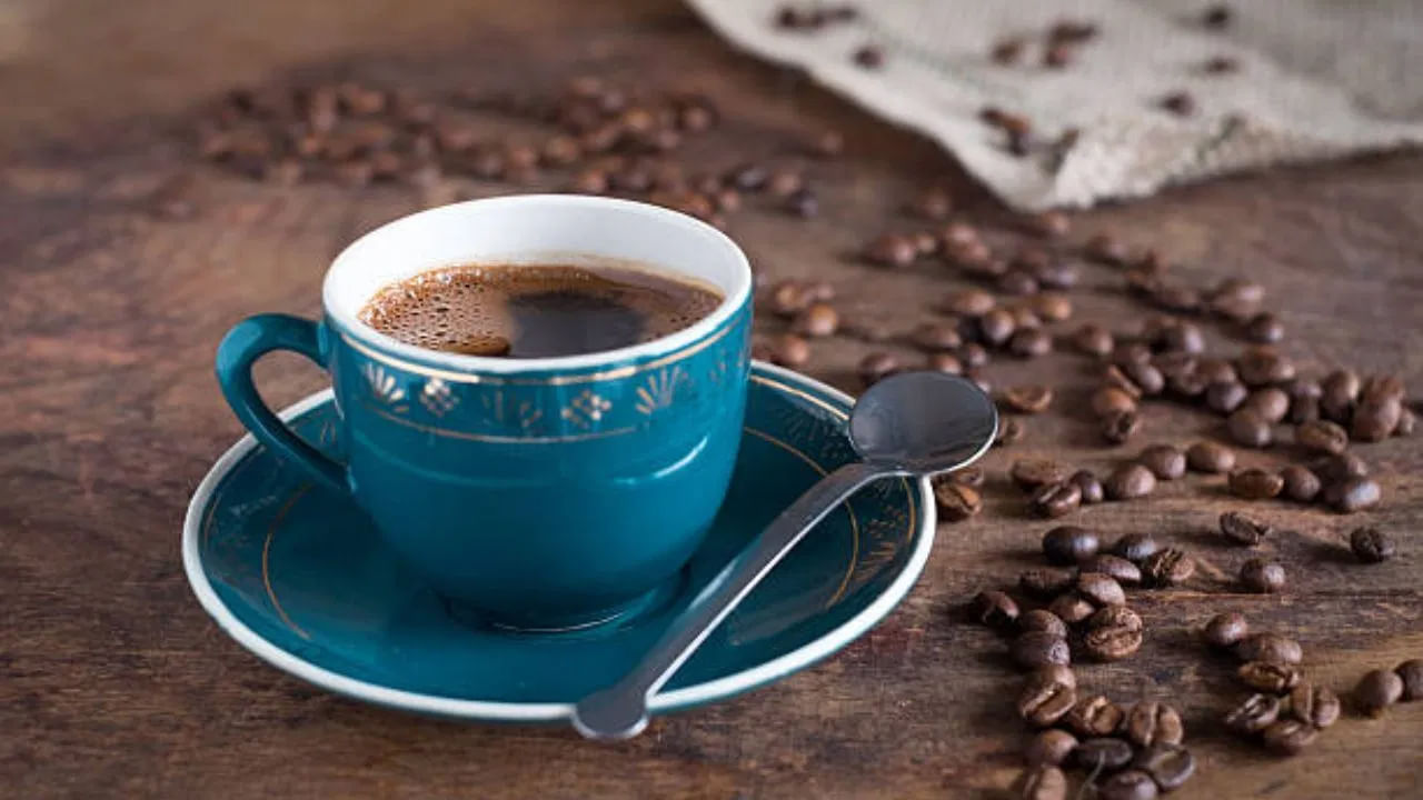 కాఫీలో యాంటీఆక్సిడెంట్లు ఉంటాయి. ఇవి వాపు, ఆక్సీకరణ ఒత్తిడిని తగ్గిస్తాయి. ఇది డయాబెటిస్ ప్రమాదాన్ని తగ్గిస్తుంది. అంతేకాదు డయాబెటిక్ పేషెంట్లలో గుండె సమస్యలు అధికంగా ఉంటాయి. అందువల్ల కాఫీ తాగడం వల్ల ఈ సమస్య తగ్గుతుంది. 