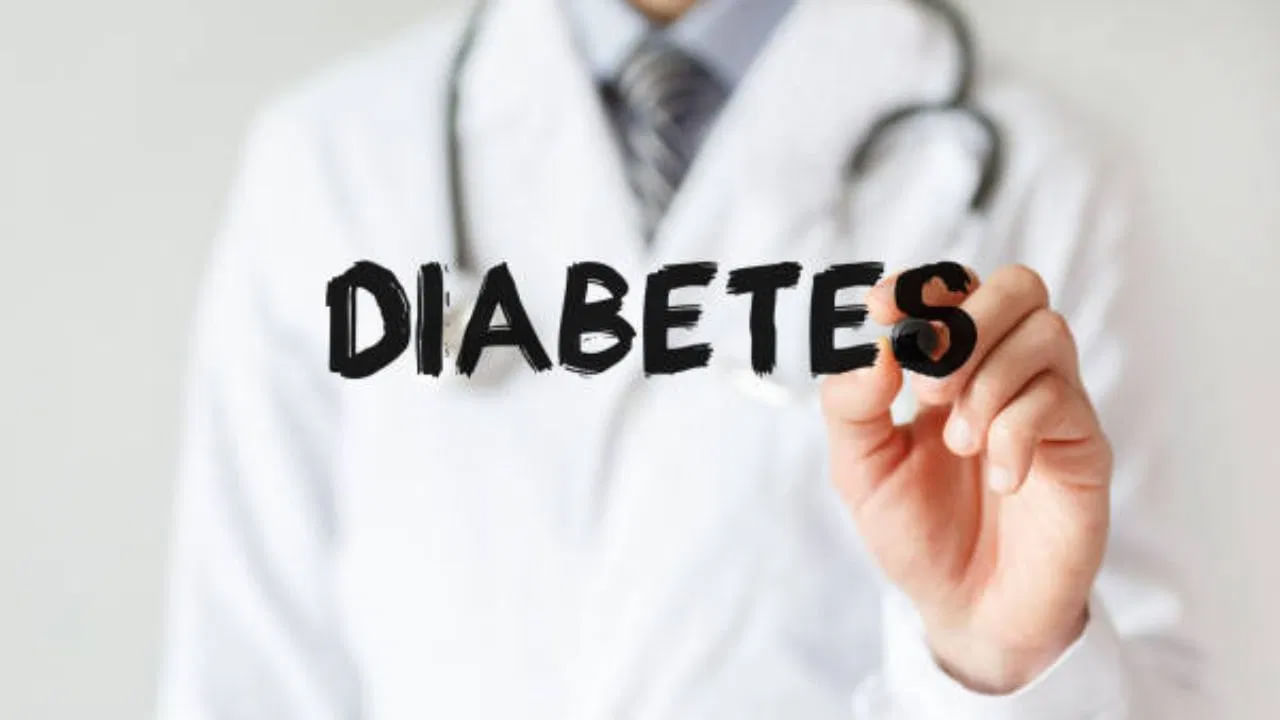 నేటి కాలంలో ప్రతి ఇంట్లో మధుమేహ వ్యాధిగ్రస్తులు ఉంటున్నారు. వీరు తప్పరిసరిగా తమ ఆహార అలవాట్లపై ప్రత్యేక శ్రద్ధ తీసుకోవాలి. ముందుగా టీ, కాఫీలలో పంచదార వేయడం పూర్తిగా మానేయాలి. అయితే పంచదార లేదకుడా టీ, కాఫీలు తాగొచ్చా అనే సందేహం చాలా మందిలో ఉంటుంది. నిపుణులు ఏమంటున్నారంటే..