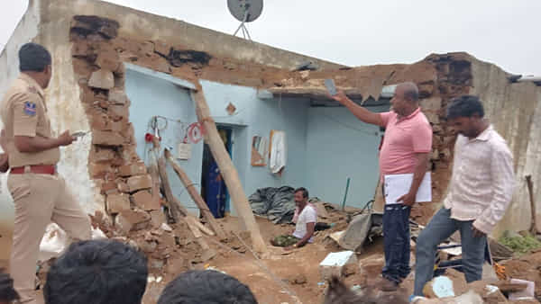 Telangana: అర్ధరాత్రి ఘోరం.. ఇంటి మిద్దె కూలి ముగ్గురు చిన్నారులు సహా తల్లి దుర్మరణం..