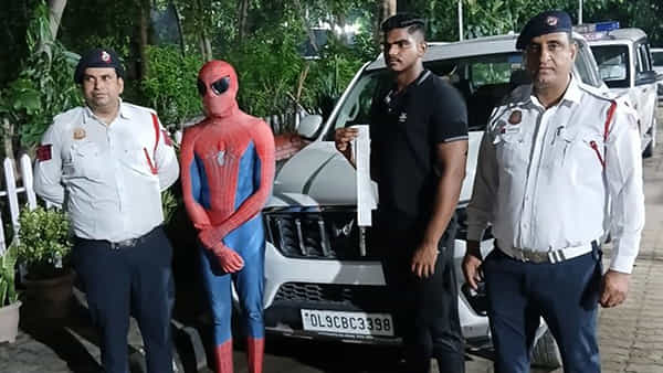Viral Video: స్పైడర్ మాన్ను అరెస్టు చేసిన పోలీసులు.. అసలు మ్యాటర్ తెలిస్తే షాకవ్వాల్సిందే..