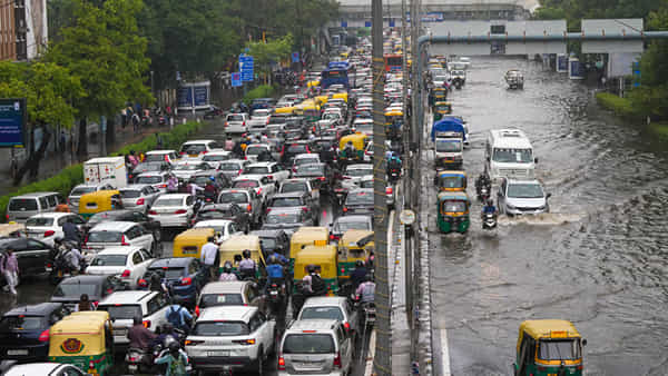 Delhi Rain: ఢిల్లీ, ఉత్తరాఖండ్, యూపీలో కుండపోత.. దేశ రాజధానిలో రెడ్అలర్ట్ జారీ.. !