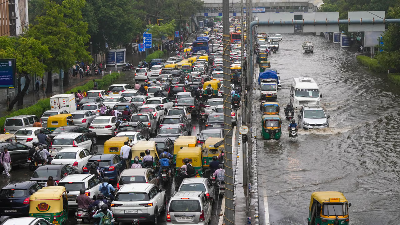 Delhi Rain: ఢిల్లీ, ఉత్తరాఖండ్‌, యూపీలో కుండపోత.. దేశ రాజధానిలో రెడ్‌అలర్ట్‌ జారీ.. !