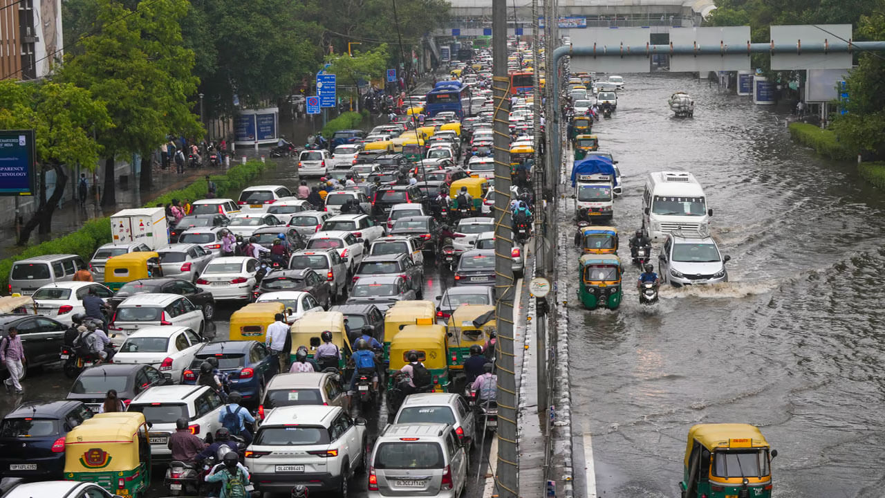 Delhi Rain: ఢిల్లీ, ఉత్తరాఖండ్, యూపీలో కుండపోత.. దేశ రాజధానిలో రెడ్అలర్ట్ జారీ.. !