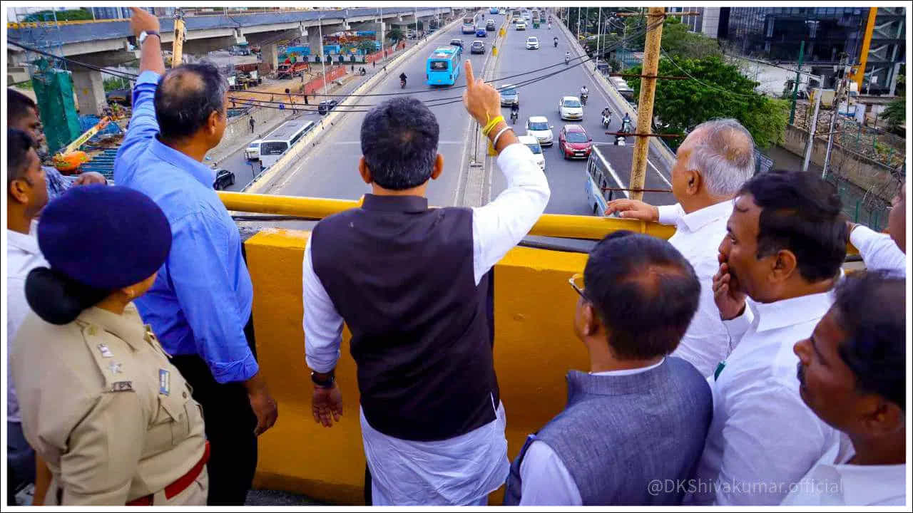 దక్షిణ భారతదేశంలోనే అత్యంత ఎత్తైన రోడ్-కమ్-రైల్వే ఫ్లైఓవర్ ప్రారంభమైంది. బెంగళూరులోని రాగిగుడ్డ మెట్రో స్టేషన్ సమీపంలో ట్రయల్ ఆపరేషన్ కోసం డబుల్ డెక్కర్ ఫ్లైఓవర్ను డిప్యూటీ సీఎం డీకే శివకుమార్ జూలై 17న ప్రారంభించారు.