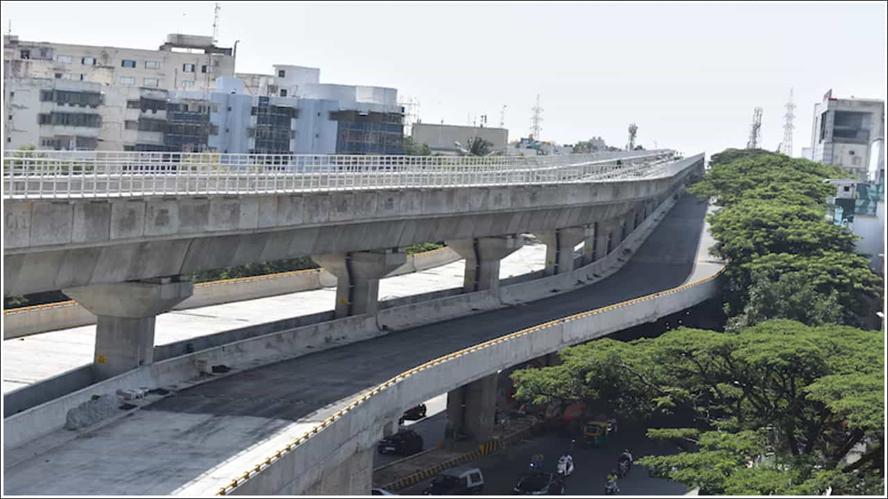 రూ.449 కోట్ల వ్యయంతో నిర్మించిన ఈ డబుల్ డెక్కర్ ఫ్లై ఓవర్ వాహనదారులకు అందుబాటులోకి వచ్చింది. ఈ ఫ్లైఓవర్ రాగిగుడ్డ నుండి సెంట్రల్ సిల్క్ బోర్డ్ (సిఎస్బి) జంక్షన్ (సిల్క్ బోర్డ్ జంక్షన్)కి కలుపుతుంది.