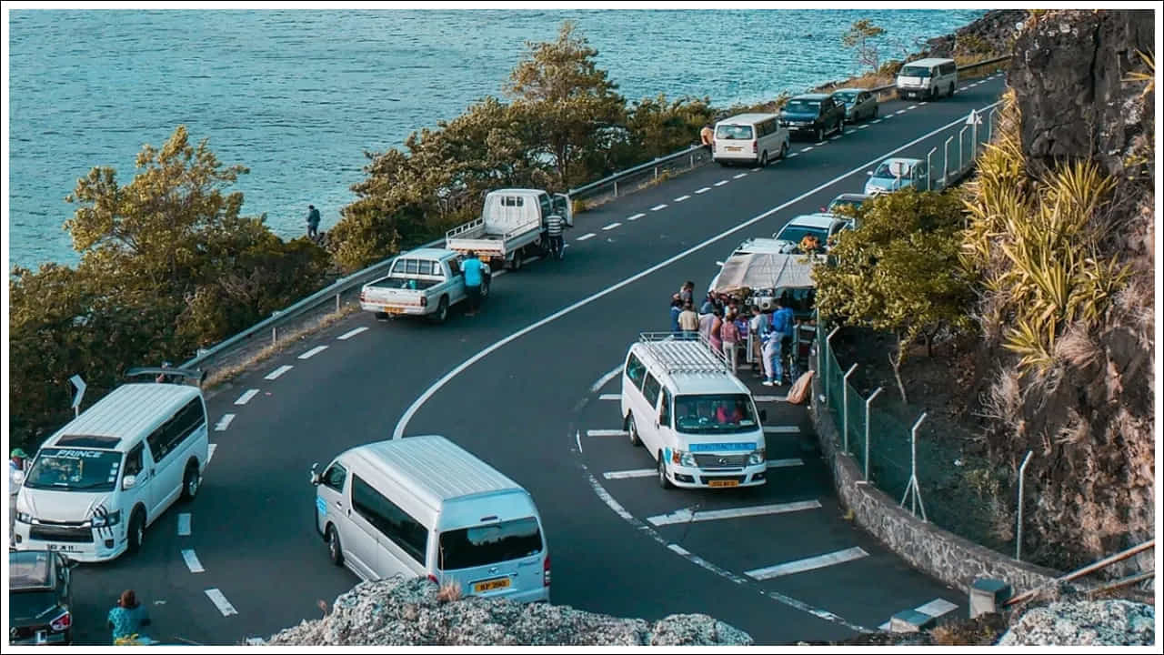 మారిషస్‌ (Mauritius): ఈ దేశంలో భారతీయ డ్రైవింగ్ లైసెన్స్ నాలుగు వారాలపాటు చెల్లుబాటు అవుతుంది. మీకు డ్రైవింగ్ లైసెన్స్ ఉంటే  మీరు ఇక్కడ బీచ్‌లో నాలుగు వారాల పాటు కారులో ప్రయాణించవచ్చు.