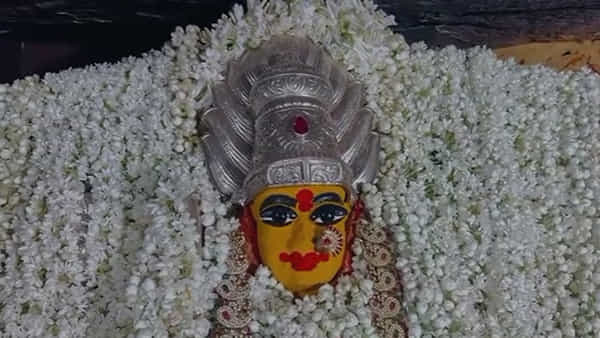 Edupayala Vana Durga: తెల్లనిపువ్వులతో ఏడుపాయల వన దుర్గకు అలంకరణ.. అమ్మవారి దర్శనం కోసం పోటెత్తిన భక్తులు