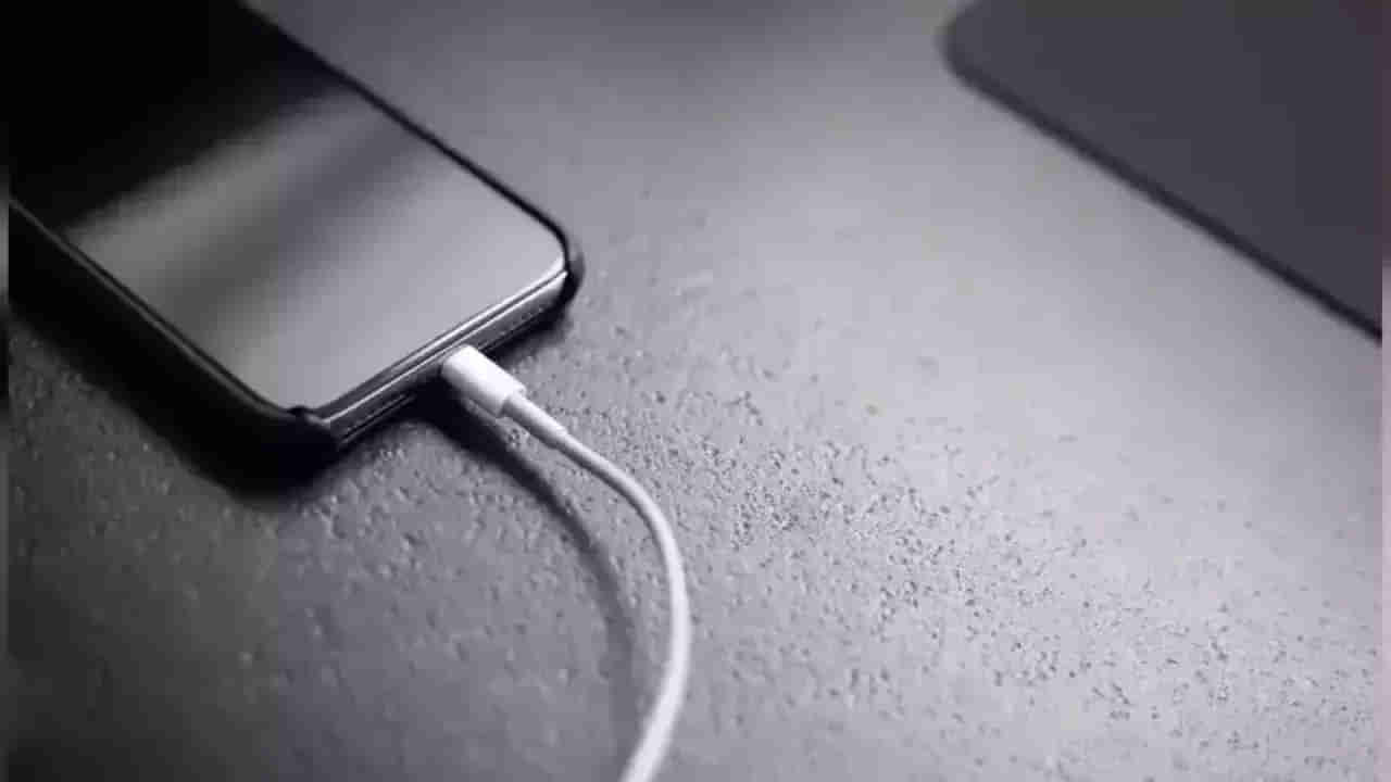 Mobile Phone Charging: మొబైల్‌ ఫోన్‌కు ఛార్జింగ్‌ పెడుతుండగా విద్యుత్‌ షాక్‌.. నాలుగో తరగతి బాలిక మృతి