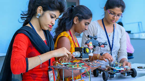Andhra Pradesh: ఇంజినీరింగ్ ఫీజులు ఖరారు చేసిన ఏపీ ప్రభుత్వం.. గరిష్టంగా ఎంతంటే..