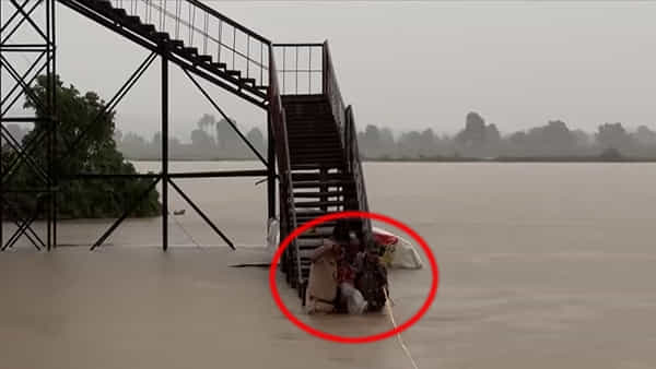 Flood Rescue: వరద ఉధృతిలో చిక్కుకున్న వ్యక్తి.. ప్రాణాలు పణంగా పెట్టి, కాపాడిన ఎస్ఐ..!