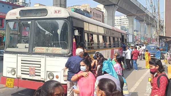 TGSRTC Free Bus Travel: ఉచిత.. గిచిత.. ప్రయాణం లేదు! దిగండి.. ఆర్టీసీ బస్సు కండక్టర్ భాగోతం