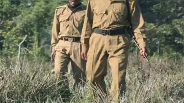 శ్రీగంధం దొంగిలించేందుకు వచ్చిన దుండగులు.. అటవీ అధికారులకు భలే దొరికిపోయారు..!