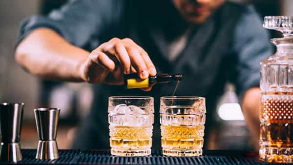 Liquor Bottle: మందు పార్టీలో మిగిలిపోయిన మద్యం బాటిల్స్ తీసుకెళ్లిన ఫ్రెండ్.. అక్కసుతో హత్య చేసిన స్నేహితుడు
