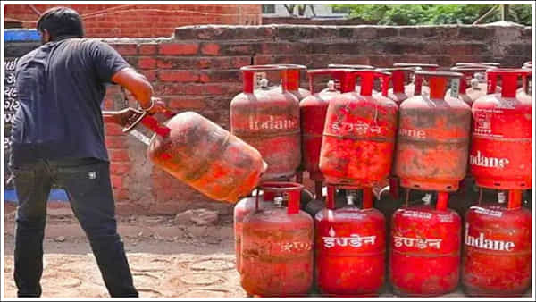 Gas Cylinders Price: గ్యాస్ వినియోగదారులకు గుడ్న్యూస్.. తగ్గిన సిలిండర్ ధర