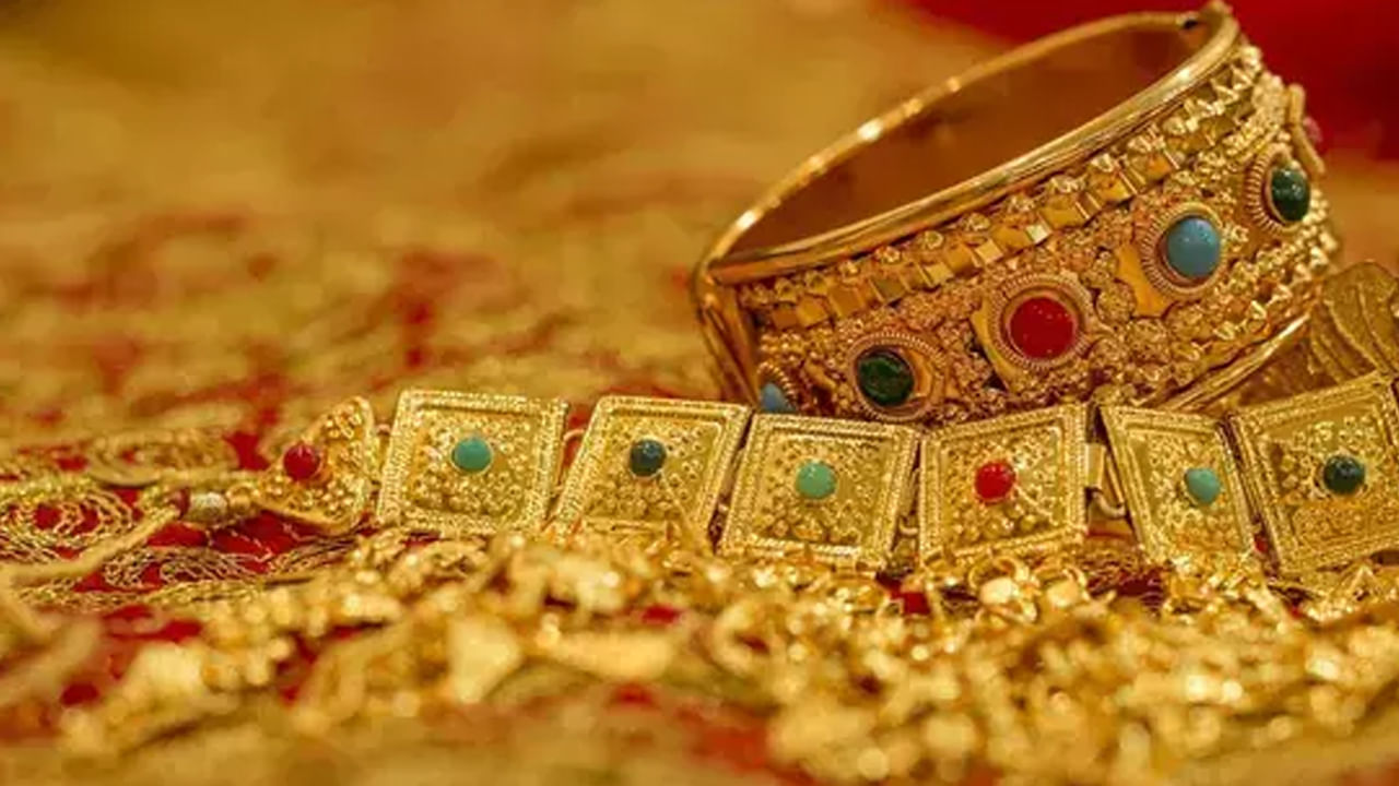Gold Price Today: గోల్డ్ లవర్స్‌కి గోల్డెన్ న్యూస్.. తగ్గిన బంగారం ధర.. హైదరాబాద్‌లో తులం ఎంతంటే?