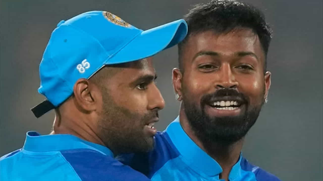 అందువల్ల ముంబై ఇండియన్స్ ఫ్రాంచైజీ రోహిత్ శర్మను ఒప్పించాల్సి ఉంది. అదే సమయంలో సూర్యకుమార్ యాదవ్, జస్ప్రీత్ బుమ్రాలను భారీ మొత్తం చెల్లించి జట్టులో ఉంచుకోవాలి. కాకపోతే ఈ ఇద్దరిలో ఎవరో ఒకరు వేలంలో కనిపించడం ఖాయం.